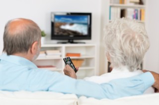 Foto zum Projekt Hören@TV; zwei Senioren fernsehen